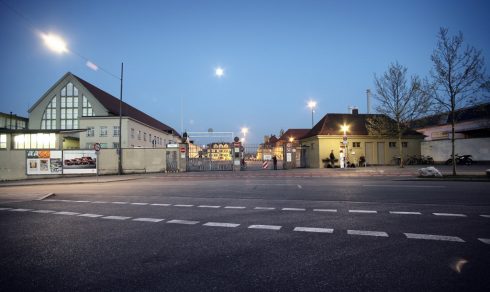 Abendliche Straßenansicht von Das KloHäuschen, das Gebäude ist von Straßenlaternen beleuchtet.