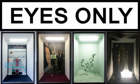 Vier nebeneinanderliegende, beleuchtete Ausstellungsansichten unter dem Schriftzug „EYES ONLY“: links eine digitale Kartenansicht auf einem Smartphone-Display, daneben eine fotografische Arbeit mit zwei Personen vor einem Porträt, rechts davon eine skulpturale Installation aus weißen, organischen Formen und ganz rechts eine dunkle Ausstellungsansicht mit textilen oder reliefartigen Objekten.