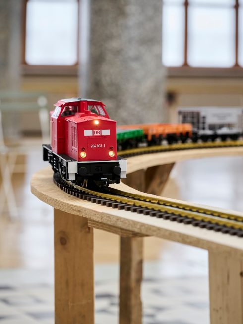 Abbildung einer Modellbahn in einem Ausstellungsraum.