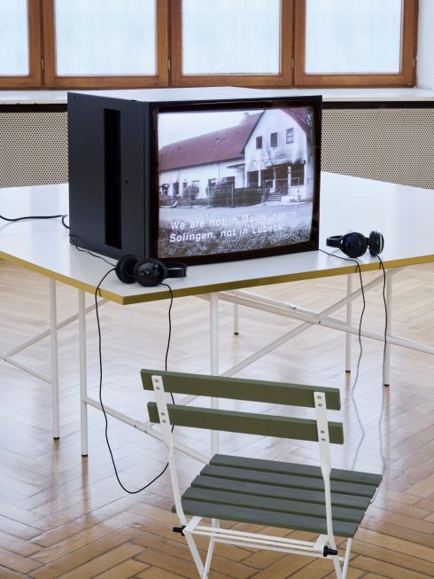 Videoarbeit mit Monitor und Kopfhörern im Raum