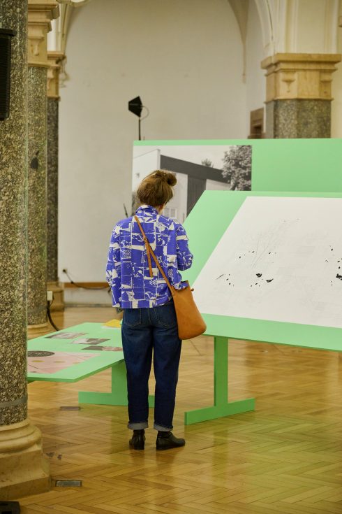 Besucherin vor großformatiger Installation.
