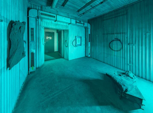 Blau beleuchteter Aussellungsraum.